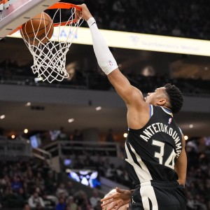 根本扛不住！字母哥背打奥孔武反身爆扣&amp;冲击后者再打2+0